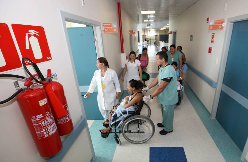 Cumprindo o que foi planejado, os servidores da Fundação Santa Casa de Misericórdia do Pará iniciam nesta quinta-feira (26) pela manhã e tarde a transferência de pacientes da enfermaria Maria Goreth para o novo prédio da Fundação Santa Casa. Será o primeiro ato de ocupação da Unidade Dr. Almir Gabriel, inaugurada no último dia 16 de setembro. As pacientes mais estáveis serão encaminhadas primeiramente.
FOTO: CRISTINO MARTINS/AG. PARÁ
DATA: 26.09.2013
BELÉM - PARÁ <div class='credito_fotos'>Foto: Cristino Martins/Ag. Pará | <a href='/midias/2018/originais/928befa5-f526-4d5e-8d8d-e80d27a277d0.jpg' download><i class='fa-solid fa-download'></i> Download</a></div>