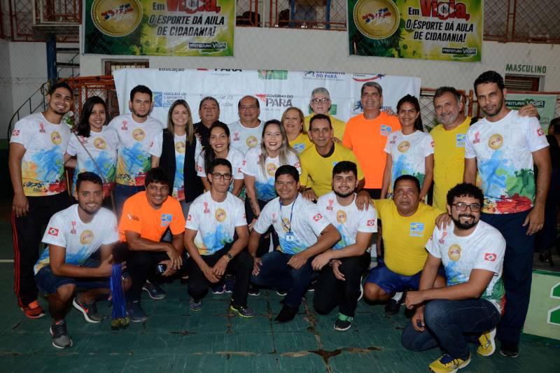 As escolas estaduais dos municípios de Vigia, Augusto Corrêa e Benevides venceram a primeira regional dos Jogos Estudantis Paraenses (Jeps), que chegou ao fim neste sábado, 5, em Vigia de Nazaré, no nordeste paraense, após cinco dias de competição. As vagas no Handebol Masculino e Feminino B (atletas de 15 a 17 anos) ficaram com as escolas de Vigia: Escola Técnica de Vigia (EETEPA) e Escola Estadual Bertoldo Nunes, respectivamente. Também no Handebol Feminino, categoria A (12 a 14 anos), a vitória foi da Escola Barão do Guajará, de Vigia. Os Jeps ocorrem há 60 anos por iniciativa do Governo do Estado por meio do Núcleo de Esporte e Lazer (NEL) da Secretaria de Estado de Educação (Seduc), com apoio das prefeituras municipais. Na foto, coordenadores da NEL e prefeitura de Vigia.
FOTO: FERNANDO NOBRE / ASCOM SEDUC
DATA: 05.05.2018
VIGIA - PARÁ <div class='credito_fotos'>Foto: FERNANDO NOBRE/ASCOM SEDUC | <a href='/midias/2018/originais/928d7ca6-ada4-47f1-b41d-c5309fefb22a.jpg' download><i class='fa-solid fa-download'></i> Download</a></div>