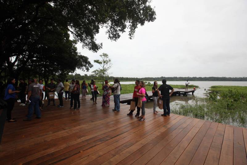 Jornalistas, influenciadores digitais e membros da sociedade civil organizada participaram, nesta quinta-feira (15), da visita guiada ao Parque Estadual do Utinga (Peut) que será inaugurado na sexta-feira (16), às 16h30. Os convidados foram recebidos pelo secretário estadual de Cultura, o arquiteto Paulo Chaves; pelo presidente do Ideflor-bio, Thiago Novaes; pelo gerente do Peut, Julio Meyer; pelo secretário de comunicação, Daniel Nardin e pelo representante da diretoria da Unidade de Conservação do Parque, Wendel Andrade. O evento começou às 9h com a apresentação das melhorias feitas no espaço durante as obras, dos serviços que funcionarão no local e de algumas normas de utilização desse novo equipamento.
FOTO: SIDNEY OLIVEIRA / AG. PARÁ
DATA: 15.03.2018
BELÉM - PARÁ <div class='credito_fotos'>Foto: Sidney Oliveira/Ag. Pará | <a href='/midias/2018/originais/929185d8-0b88-4b25-a601-9c2351f3a4f7.jpg' download><i class='fa-solid fa-download'></i> Download</a></div>