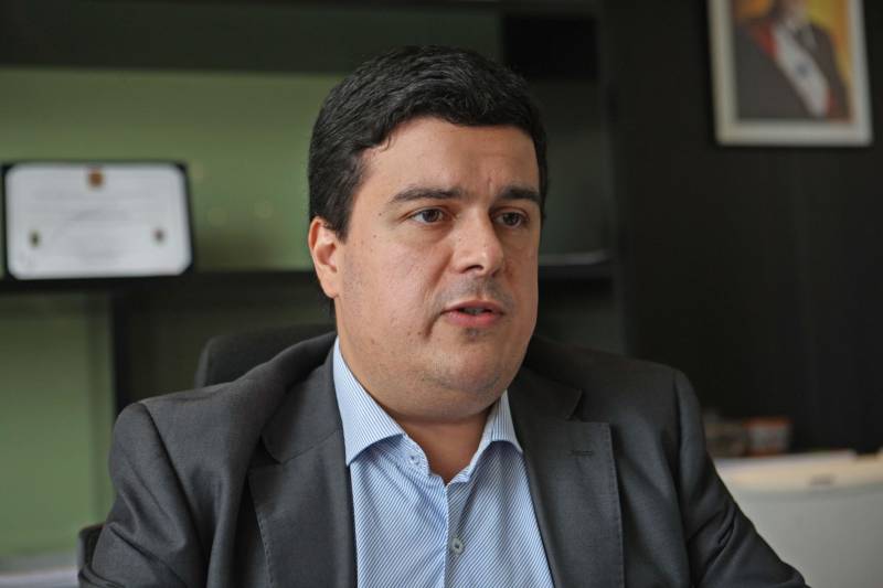 A Arcon fiscaliza também se as gratuidades estão sendo devidamente concedidas aos usuários que têm esse direito. A lei determina que toda embarcação ou veículo deve reservar 15% de suas passagens, a cada viagem, para portadores de deficiência, crianças de até 6 anos, policiais militares e bombeiros em serviço, servidores dos Correios e maiores de 65 anos. “Se a pessoa reportar algum tipo de problema para o fiscal, e ele realmente identificar que o direito não está sendo concedido, o fiscal fará a abordagem junto à empresa para que ela faça a emissão da passagem”, pontua Bruno Guedes (foto), diretor geral da Arcon.
FOTO: RODOLFO OLIVEIRA / AG. PARÁ
DATA: 04.07.2018
BELÉM - PARÁ <div class='credito_fotos'>Foto: Rodolfo Oliveira/Ag. Pará | <a href='/midias/2018/originais/9295d983-ba8a-45c6-af10-0b99e88ad811.jpg' download><i class='fa-solid fa-download'></i> Download</a></div>