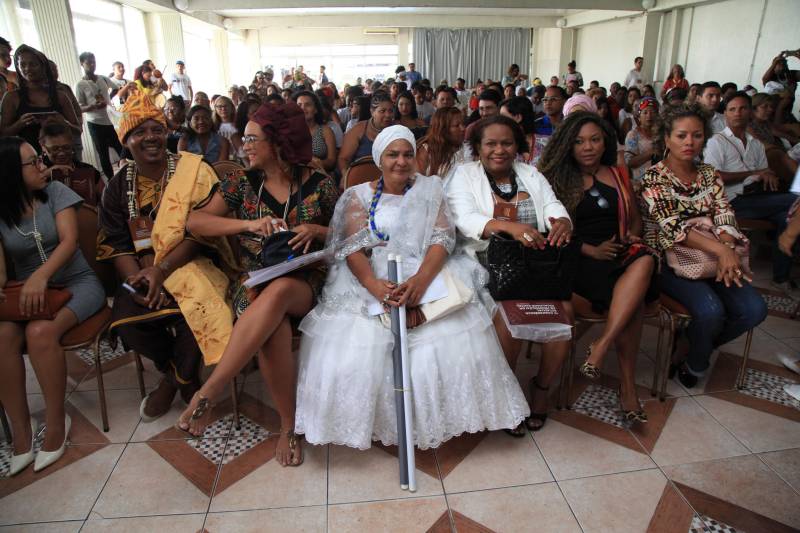 Com debates sobre representatividade, violência e racismo contra populações de matriz africana, quilombolas e indígenas, a IV Conferência Estadual de Promoção da Igualdade Racial foi aberta nesta terça-feira, 27, no Hotel Gold Mar, em Belém.
FOTO: WAGNER ALMEIDA / ASCOM SEJUDH
DATA: 27.03.2018
BELÉM - PARÁ
<div class='credito_fotos'>Foto: Wagner Almeida/ Ascom Sejudh | <a href='/midias/2018/originais/9299bf00-1873-4f37-961b-6576640c869e.jpg' download><i class='fa-solid fa-download'></i> Download</a></div>