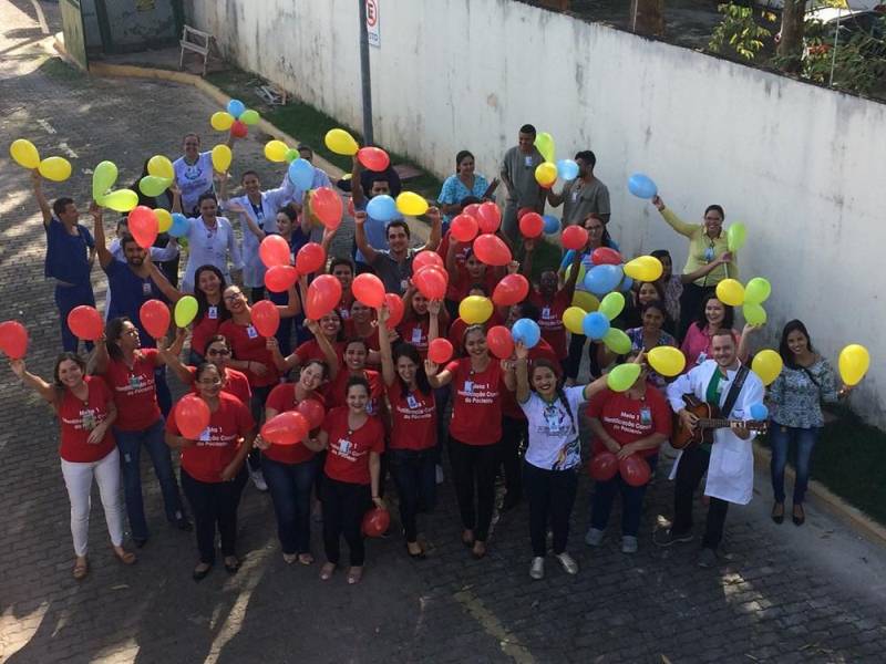 No Hospital Regional do Sudeste do Pará - Dr. Geraldo Veloso (HRSP), em Marabá (PA), desde um simples curativo a uma cirurgia de alta complexidade, o atendimento aos pacientes segue protocolos rigorosos. Essa rotina faz parte da cultura de segurança do paciente, disseminada a todos os profissionais que atuam na unidade (foto), com o objetivo de evitar erros durante a assistência. Para reforçar a importância dessas medidas, neste mês, a unidade realizou a sua II Semana Multiprofissional, cujo tema foi 'Segurança do Paciente: Meta Pai D'égua'. A programação envolveu colaboradores de todos os setores, mesmo aqueles que não atuam diretamente na assistência. Segundo o diretor-geral da unidade, Valdemir Girato, essa integração é fundamental para a qualidade do atendimento. 'Quando se trata de assistência, é preciso que todos falem a mesma língua e estejam unidos em prol do bem-estar do paciente. A atenção a cada detalhe, protocolo e procedimento é essencial para um atendimento qualificado e seguro, e isso independe da função do profissional na unidade. Todos estão ali cumprindo uma mesma missão: cuidar de vidas', afirmou o gestor.
FOTO: ASCOM / HRSP
DATA: 21.05.2018
MARABÁ - PARÁ <div class='credito_fotos'>Foto: ASCOM HRSP | <a href='/midias/2018/originais/929ad37c-aaca-4b2e-a2ed-7fdbd899d723.jpg' download><i class='fa-solid fa-download'></i> Download</a></div>