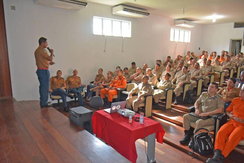 O Corpo de Bombeiros Militar do Pará promoveu o “I Seminário de Salvamento Veicular do CBMPA” e a “VII Reunião da Comissão Nacional de Salvamento Veicular (Conasv)”. O evento encerrou nesta sexta-feira (8), e teve o objetivo de reunir bombeiros militares de diversos Estados do Brasil para debater táticas e técnicas de salvamento veicular e a utilização da roupa de proteção. A capitã Lívia Nascimento, do Corpo de Bombeiros do Amapá, formou-se como oficial em 2011 no Pará. Hoje retornou a capital paraense para ministrar a palestra sobre incêndio veicular, abordagem sobre risco e procedimentos de segurança em operações. “É de extrema importância para intercambiar e trocar conhecimentos entre as corporações. Precisamos evoluir para melhorar a eficiência de nossa atuação e quebrar paradigmas e tocar em pontos atuais, o que tem novo em equipamentos e nas áreas de atuação dos bombeiros”, afirmou.
FOTO: ASCOM / CBMPA
DATA: 08.06.2018
BELÉM - PARÁ <div class='credito_fotos'>Foto: Ascom CBMPA | <a href='/midias/2018/originais/929c323b-4804-4904-95b9-a3a44964f999.jpg' download><i class='fa-solid fa-download'></i> Download</a></div>