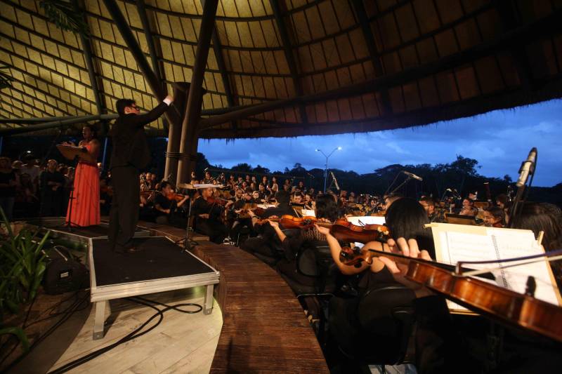 O Parque Estadual do Utinga (PEUt) o mais importante espaço de preservação e estudo da biodiversidade dentro da Região Metropolitana de Belém será reaberto à população a partir desta sexta,16, a partir das 16h30, com apresentações artísticas, com o Boi Veludinho, crianças do Pro Paz e a premiada Orquestra Sinfônica do Theatro da Paz. A apresentação será em um espaço ao ar livre e não será necessária a retirada de ingressos, por esse motivo, a recomendação é que o público chegue cedo, porque a entrada será fechada quando o espaço estiver lotado.
FOTO: SIDNEY OLIVEIRA / AG PARÁ
DATA: 16.03.2018
BELÉM - PARÁ <div class='credito_fotos'>Foto: Sidney Oliveira/Ag. Pará | <a href='/midias/2018/originais/929f6e27-8359-48e1-a37e-657560c107d0.jpg' download><i class='fa-solid fa-download'></i> Download</a></div>