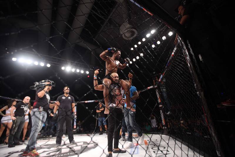 O mundo do MMA conheceu neste sábado os novos guerreiros paraenses. Dos 34 lutadores que entraram no octógono do Jungle Fight 93, 31 representaram o estado. Destaque para Ivanildo Monstrinho e Francisco Figueiredo, que conquistaram os cinturões interinos das categorias 57kg e 61kg, respectivamente, diante do público que lotou o Centro de Convenções da Amazônia – Hangar, com apoio da Secretaria de Estado de Esporte e Lazer.
FOTO: THIAGO GOMES / AG. PARÁ
DATA: 28.04.2018
BELÉM - PARÁ <div class='credito_fotos'>Foto: Thiago Gomes /Ag. Pará | <a href='/midias/2018/originais/92a1f63c-17a6-4910-82f7-7d51854c210a.jpg' download><i class='fa-solid fa-download'></i> Download</a></div>