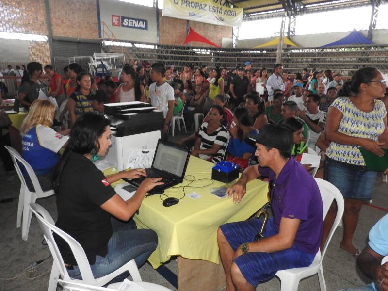 Termina neste sábado, 17, o atendimento da Caravana Pro Paz Cidadania em Bragança, município localizado na região nordeste do estado. Com o apoio da prefeitura e secretarias estaduais, a ação começou na quinta-feira, 15, no ginásio do Senai. Até o momento, mais de dois mil atendimentos foram feitos. A população pode solicitar a emissão de RG, CPF, certidão de nascimento (1° e 2° via), Id Jovem, identidade de nome social e aconselhamento jurídico.
FOTO: CARLOS SODRÉ / AG. PARÁ
DATA: 16.03.2018
BRAGANÇA - PARÁ <div class='credito_fotos'>Foto: Carlos Sodré/Agência Pará | <a href='/midias/2018/originais/92a8c9ec-c595-418f-869e-c2fa065a0a3d.jpg' download><i class='fa-solid fa-download'></i> Download</a></div>