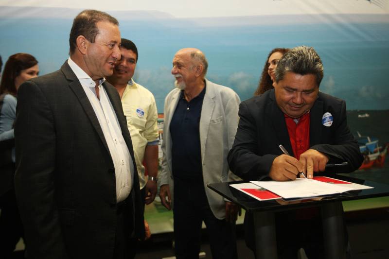 Prefeitos de 21 municípios assinaram, nesta quinta-feira (8), convênios e receberam do Governo do Estado mais de R$ 50 milhões em recursos para obras e serviços. A assinatura dos convênios marcou o encerramento da terceira reunião do Fórum Permanente de Prefeitas e Prefeitos dos Municípios Sustentáveis, no Hangar Convenções e Feiras da Amazônia, em Belém. O governador Simão Jatene recebeu os gestores durante a assinatura dos convênios. O presidente da Assembleia Legislativa do Estado, deputado Márcio Miranda; a secretária de Municípios Sustentáveis, Izabela Jatene; a secretária de Educação, Ana Cláudia Hage; e os deputados federais Nilson Pinto e Hélio Leite também participaram da cerimônia. Na foto, o Prefeito de São caetano de Odivelas - Macalé.
FOTO: SIDNEY OLIVEIRA / AG PARÁ
DATA: 08.02.2018
BELÉM - PARÁ <div class='credito_fotos'>Foto: Sidney Oliveira/Ag. Pará | <a href='/midias/2018/originais/92ab9abe-6165-4e2c-8ea6-a6af5330bbc4.jpg' download><i class='fa-solid fa-download'></i> Download</a></div>