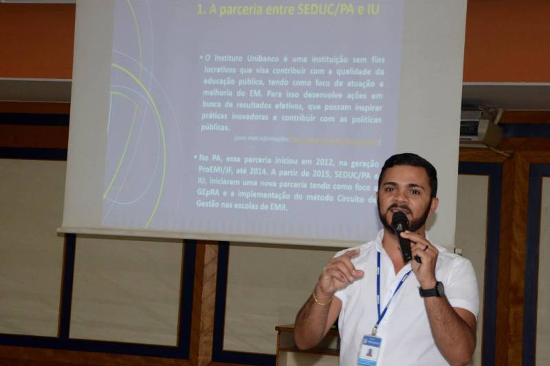 O Programa Jovem de Futuro (PJF) vai ser ampliado em 2018 e chegará a 203 escolas da rede estadual. São 49 escolas a mais que adotarão o programa, incluindo 21 de Tempo Integral de Ensino Médio. No ano passado, o PJF esteve presente em 154 escolas. Implantado com o apoio do Instituto Unibanco, o programa atua no aprimoramento da gestão escolar e busca melhorar a aprendizagem dos estudantes da rede estadual e a evasão escolar. Das 203 escolas que já adotam o programa, 132 estão localizadas na Região Metropolitana; 27 em Santarém; 19 em Marabá; 15 em Castanhal; 5 em Altamira; 3 em Bragança; além de Maracanã (1) e Barcarena (1). Na foto, o professor palestrante, Carlos Saldanha.
FOTO: ELISEU DIAS / ASCOM SEDUC
DATA: 08.03.2018
BELÉM - PARÁ <div class='credito_fotos'>Foto: Eliseu Dias / Ascom Seduc | <a href='/midias/2018/originais/92b13516-6635-4234-9920-c98b495618c0.jpg' download><i class='fa-solid fa-download'></i> Download</a></div>
