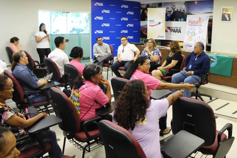Alunos do curso de “Técnicas de gestão de resíduos sólidos” e de “Boas práticas higiênico sanitárias dos alimentos” foram certificados pelo Programa Pará Profissional. Ao todo, 32 concluintes estiveram presentes na cerimônia, que ocorreu no auditório da Casa Civil, na quinta-feira (28). O Programa Pará Profissional é um dos instrumentos utilizados no combate à desigualdade inter-regional no Estado, por meio da qualificação profissional da mão de obra local. Coordenado pela Secretaria de Estado de Ciência, Tecnologia e Educação Profissional e Tecnológica (Sectet), o programa é amparado pela Lei 8.427, de 16 de novembro de 2016. As ofertas de cursos são feitas de acordo com as demandas vindas dos setores produtivos de cada região do estado, mediante oficinas, reuniões e solicitações diretas das prefeituras.
FOTO: ERIKA TORRES / ASCOM NAC
DATA: 01.03.2018
BELÉM - PARÁ <div class='credito_fotos'>Foto: ERIKA TORRES / ASCOM NAC | <a href='/midias/2018/originais/92b3bf40-ad57-4c81-9dbc-394b43f8e996.jpg' download><i class='fa-solid fa-download'></i> Download</a></div>