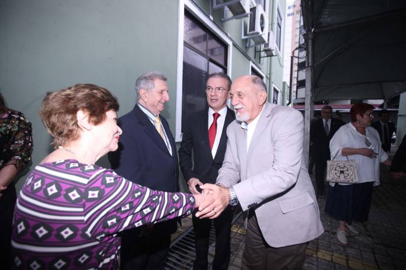 O Governo do Estado fez a entrega das novas instalações do prédio-sede da Procuradoria-Geral do Estado do Pará (PGE/PA), em Batista Campos, Belém, nesta quinta-feira (5). que envolvem obras de reforma e ampliação do órgão. Durante a cerimônia, o governador Simão Jatene (foto) assinou o Projeto de Lei que altera a Lei nº 6.813, de 25 de janeiro de 2017, que dispõe sobre a estruturação do Quadro de Apoio da PGE, a fim de ser encaminhado para apreciação à Assembleia Legislativa do Estado, em regime de urgência. O projeto propõe a transformação e a criação de novos cargos do quadro de servidores da atividade-meio, os quais poderão, inclusive, prestar apoio às atividades desenvolvidas pelos procuradores junto às secretarias de Estado. Os cargos serão ocupados por meio de concurso, na medida do interesse público e da disponibilidade orçamentária do Estado. As alterações propostas no Projeto de Lei devem-se às demandas judiciais expressivas das atividades da PGE e a anseios da categoria, como a reorganização da carreira em classes e referências, com definição de critérios para progressão e enquadramento funcional. A cerimônia teve a presença do procurador-geral do Estado, Ophir Cavalcante Junior, presidente da Associação dos Procuradores do Estado do Pará (Apepa), Ary Lima Cavalcanti, presidente da Associação dos Servidores da Procuradoria-Geral do Estado do Pará (ASPGE), Brunna Valescka de Carvalho Silva, procuradores e servidores da instituição.
FOTO: CRISTINO MARTINS / AG. PARÁ
DATA: 05.04.2018
BELÉM - PARÁ <div class='credito_fotos'>Foto: Cristino Martins/Ag. Pará | <a href='/midias/2018/originais/92b6386c-cc98-4a01-9a95-784ff08d9593.jpg' download><i class='fa-solid fa-download'></i> Download</a></div>