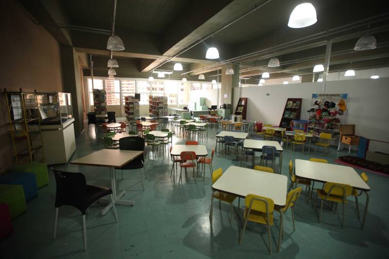 Ao entrar na Biblioteca Arthur Viana, localizada no Centro Cultural e Turístico Tancredo Neves (Centur), é possível visualizar e sentir as diferenças logo ao chegar. O espaço, que desde 2015 passava por reformas, está completamente pronto para sua reinauguração, que deve acontecer já na próxima semana. Iluminação adequada, climatização renovada, mudança de estantes e outros móveis que contribuíram para a ampliação do espaço, além de um verdadeiro upgrade em diversos espaços de convivência, serviços e estudos, trouxeram novos ares a centenária biblioteca.
FOTO: THIAGO GOMES / AG. PARÁ
DATA: 27.04.2018
BELÉM - PARÁ <div class='credito_fotos'>Foto: Thiago Gomes /Ag. Pará | <a href='/midias/2018/originais/92bd792c-a62a-48ee-aa58-c0e3d7d013cc.jpg' download><i class='fa-solid fa-download'></i> Download</a></div>