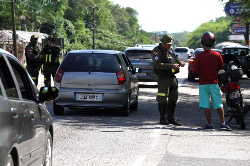 Com o início das férias escolares é hora de pegar a estrada para curtir as inúmeras opções de praias e balneários que o Pará dispõe. Neste sentido, prudência e cautela no trânsito são fundamentais para uma viagem com segurança. Entre os destinos mais procurados e próximos à capital paraense está o distrito de Mosqueiro, distante 70 quilômetros do centro de Belém, com suas belíssimas praias de água doce que somam 17 quilômetros de extensão. A bucólica, como é carinhosamente conhecida, é uma das 86 localidades em todas as regiões do Estado, que receberão atenção especial durante a Operação Verão 2018, que contará com a participação de mais de 8 mil agentes de segurança pública. As ações tiveram início na sexta-feira (29) e seguem até o dia 31 de julho. Na foto, fiscalização do Detran e Polícia Rodoviária na PA-391.
FOTO: CRISTINO MARTINS / AG. PARÁ
DATA: 01.07.2018
BELÉM - PARÁ <div class='credito_fotos'>Foto: Cristino Martins/Ag. Pará | <a href='/midias/2018/originais/92beb7b5-79ae-47c1-b6ca-797a66ff4e7a.jpg' download><i class='fa-solid fa-download'></i> Download</a></div>