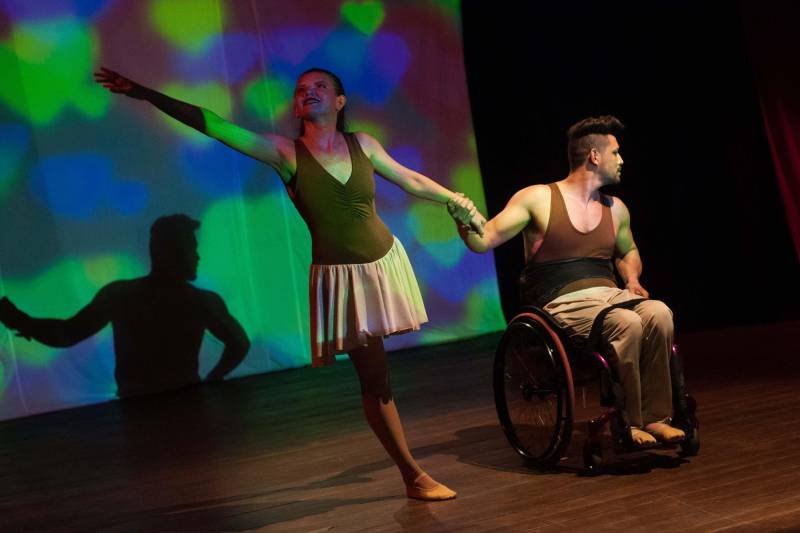 Sintonia, entusiasmo e uma energia contagiante, é assim o ensaio dos mais de 60 alunos do Projeto “Do Nosso Jeito” da Fundação Cultural do Pará. A sala de Dança na Casa da Artes fica repleta de risos, dança e brilho nos olhos dos alunos, instrutores e pais das crianças, jovens e adultos do projeto.
FOTO: ASCOM FCP
DATA: 16.11.2018
BELÉM - PARÁ <div class='credito_fotos'>Foto: Rafael Silva / Ascom FCP | <a href='/midias/2018/originais/92c4f0aa-4370-4c3e-ba31-e434a0a5c37d.jpg' download><i class='fa-solid fa-download'></i> Download</a></div>