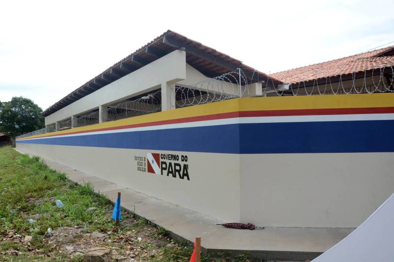 Mais de 600 estudantes contam com um espaço moderno e totalmente revitalizado, com a entrega da Escola de Ensino Médio Salomão Matos (foto), em Salvaterra, no Arquipélago do Marajó. A unidade passou por obras de reforma e ampliação e recebeu, nesta terça-feira (4), a visita da secretária estadual de Educação, Ana Claudia Serruya Hage. “A entrega desta escola é um avanço muito grande, principalmente no termo de infraestrutura. Estamos deixando uma planilha com 142 escolas para próxima gestão entregar em 2019”, destacou a titular da Seduc.

FOTO: FERNANDO NOBRE / ASCOM SEDUC
DATA: 04.12.2018
SALVATERRA - PARÁ <div class='credito_fotos'>Foto: FERNANDO NOBRE/ASCOM SEDUC   |   <a href='/midias/2018/originais/92c7c46d-40bc-4579-8a1b-e74d660291d2.jpg' download><i class='fa-solid fa-download'></i> Download</a></div>