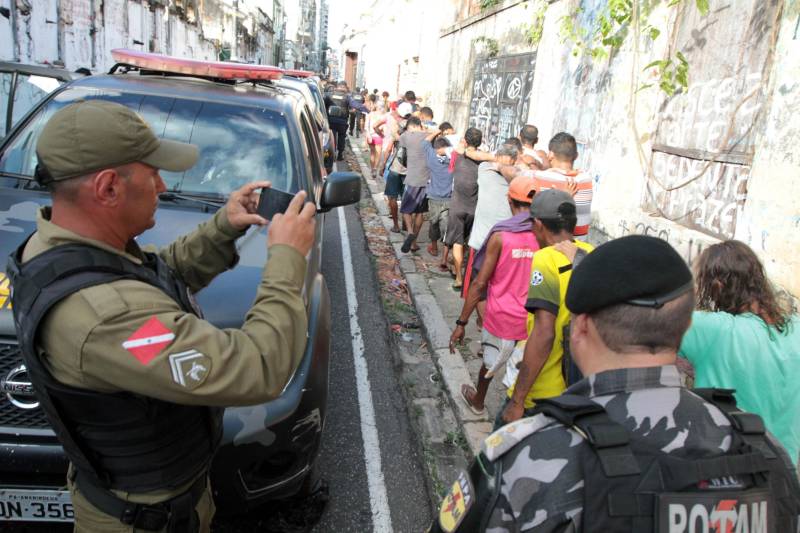 Após dois meses de investigação e um trabalho intenso de inteligência, as forças de segurança estaduais prenderam na tarde de hoje, durante a “Operação Campina”, desencadeada no bairro de mesmo nome, centro de Belém, quatro mulheres acusadas de tráfico de drogas e apreendeu quase dois quilos de cocaína, maconha e crack, resultado do cumprimento de oito mandados de busca e apreensão.
FOTO: CRISTINO MARTINS / AG. PARÁ
DATA: 16.02.2018
BELÉM - PARÁ <div class='credito_fotos'>Foto: Cristino Martins/Ag. Pará | <a href='/midias/2018/originais/92c8957e-a8d3-4129-b267-7b1eeac84892.jpg' download><i class='fa-solid fa-download'></i> Download</a></div>