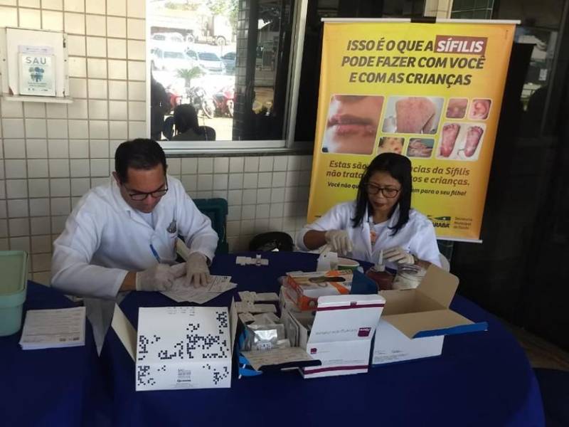 O Hospital Regional do Sudeste do Pará - Dr. Geraldo Veloso (HRSP), em Marabá (PA), foi uma das instituições que receberam o posto volante do Centro de Testagem e Aconselhamento (CTA, na foto) pela campanha "Dezembro Vermelho". Nesta quinta-feira, 13, usuários ambulatoriais e colaboradores da Unidade participaram da ação, que ofereceu testes rápidos para detectar casos de sífilis, HIV/Aids, hepatite B e hepatite C. Domingos Pinheiro é morador de Serra Pelada, no município de Curionópolis. Ele aproveitou que estava na unidade acompanhando a esposa em um exame, para realizar os testes. "Logo que soube que ia ter a ação, aceitei o convite para fazer o exame. A gente pode pensar que está bom, mas só sabe quando passa pelo médico mesmo", disse o servente.

FOTO: ASCOM / HRSP
DATA: 13.12.2018
MARABÁ - PARÁ <div class='credito_fotos'>Foto: ASCOM HRSP   |   <a href='/midias/2018/originais/92cef258-c0c7-44a8-b859-6e4e6b326971.jpg' download><i class='fa-solid fa-download'></i> Download</a></div>