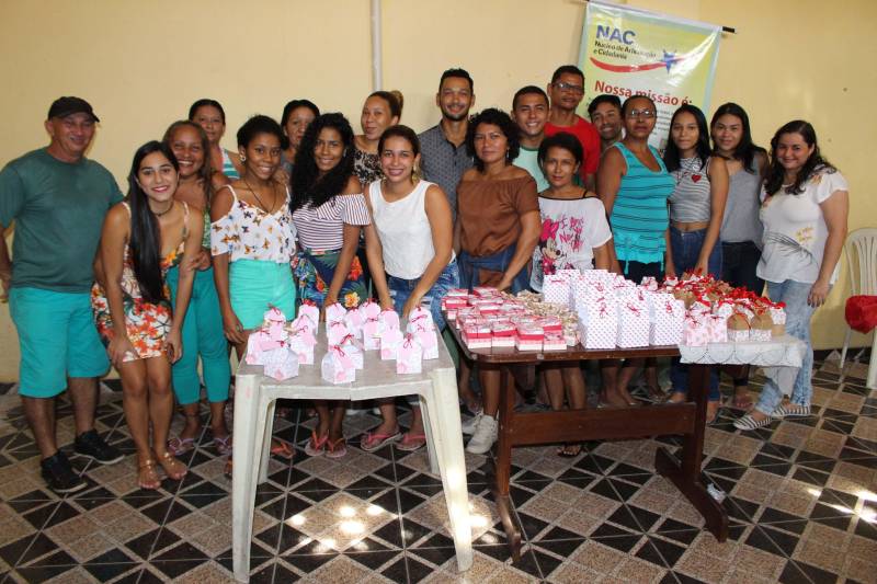 A pizza de talos e o bolo de banana fizeram parte do cardápio do último dia do curso de alimentação alternativa e reaproveitamento de alimentos (foto), nessa sexta-feira (27), no Bairro Curió-Utinga, em Belém. O curso faz parte do Projeto Cozinha Sustentável e foi realizado no Centro Comunitário da Passagem Cruzeiro Unidos com o Pantanal, por meio de parceria entre o Núcleo de Articulação e Cidadania (NAC) e a Empresa de Assistência Técnica e Extensão Rural do Estado do Pará (Emater). O objetivo da capacitação é oportunizar a inclusão socioprodutiva para pessoas em situação de vulnerabilidade social, com a produção de alimentos, contribuindo para a gestão autônoma de geração de renda em ações que priorizam o empreendedorismo individual para o desenvolvimento da economia local. Na foto, curso de culinária doce com cartonagem, realizado na Igreja Assembleia de Deus, no Bairro Pedreira, em Belém.
FOTO: RUAN MORAES / ASCOM NAC
DATA: 27.04.2018
BELÉM - PARÁ <div class='credito_fotos'>Foto: Ascom NAC | <a href='/midias/2018/originais/92d5dd4a-6825-4170-a58c-3876a7850005.jpg' download><i class='fa-solid fa-download'></i> Download</a></div>