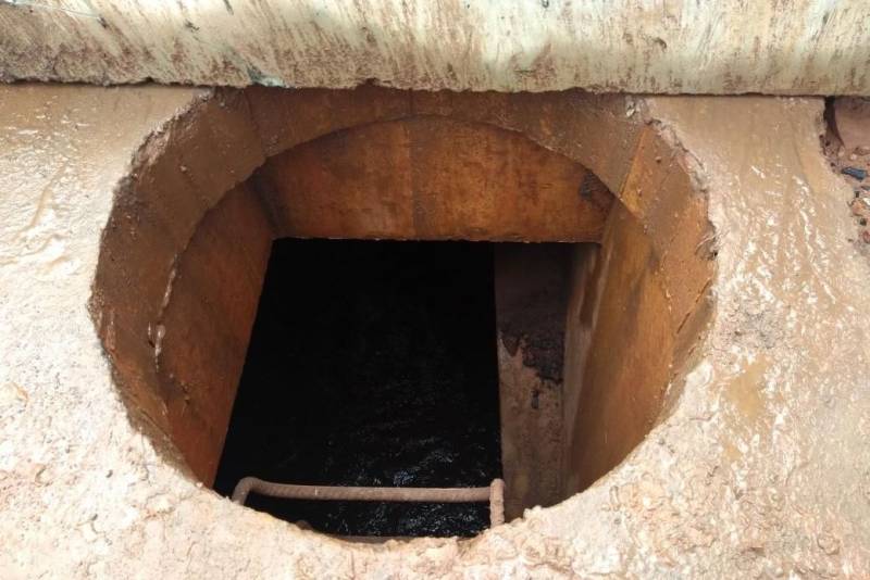 A Secretaria de Meio Ambiente e Sustentabilidade do Pará (Semas) aplicou um novo auto de infração contra a refinadora Hydro, em Barcarena, na quinta-feira, 15. Com esta, já são oito ações semelhantes (entre notificações e auto de infrações), por diferentes motivos, realizados contra a empresa por parte da Semas nos últimos 30 dias. As equipes de fiscalização do órgão, que mantém monitoramento e trabalho permanente na área, identificaram um desvio da drenagem de água pluvial do galpão de carvão da empresa para uma canaleta de drenagem da empresa Albrás, que passa pela área da Alunorte, outra empresa localizada na mesma área.
FOTO: ASCOM SEMAS
DATA: 18.03.2018
BRACARENA - PARÁ <div class='credito_fotos'>Foto: ASCOM SEMAS | <a href='/midias/2018/originais/92da23e9-ad10-4c5d-81cf-2335fc1d7968.jpg' download><i class='fa-solid fa-download'></i> Download</a></div>
