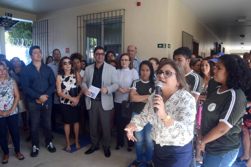 O Governo do Estado entregou, nesta quarta-feira (13), a obra da Escola Estadual de Ensino Fundamental e Médio Professora Consuelo Coelho de Souza, localizada em Ananindeua.  A entrega à comunidade  foi presidida pela Secretária de Estado  de Educação, Ana Claudia Serruya Hage (foto), que representou o Governador Simão Jatene. O evento reuniu os secretários adjuntos da Seduc, educadores, estudantes e  pessoas da comunidade 40 Horas. A escola foi integralmente reformada, ganhou três novas salas de aula e outros ambientes necessários ao funcionamento da administração e de atividades pedagógicas. Estão matriculados 785  alunos, sendo 230 alunos do Ensino Fundamental Maior e 555 do Ensino Médio. As aulas serão ministradas nos três turnos; duas turmas vão atender alunos  do Projeto Mundiar. A obra faz parte do Programa de Melhoria da Qualidade e Expansão da Educação Básica; foram investidos R$ 2,339 milhões de reais, oriundos do financiamento obtido pelo Governo do Estado junto ao Banco Interamericano de Desenvolvimento (BID).

FOTO: ELISEU DIAS / ASCOM SEDUC
DATA: 13.06.2018
BELÉM - PARÁ <div class='credito_fotos'>Foto: Eliseu Dias / Ascom Seduc   |   <a href='/midias/2018/originais/92dbfb0b-2332-4c8b-abdb-3ac5108c3414.jpg' download><i class='fa-solid fa-download'></i> Download</a></div>