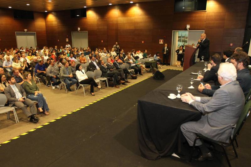 O governador Simão Jatene (foto) participou na manhã desta terça-feira, 27, da abertura do Seminário “Cadastro Ambiental Rural (CAR) 10 Anos: Avanços e Perspectivas”, promovido pela Secretaria de Meio Ambiente e Sustentabilidade (Semas), no Hangar – Centro de Convenções e Feiras da Amazônia. 

FOTO: CRISTINO MARTINS / AG. PARÁ
DATA: 27.11.2018
BELÉM - PARÁ <div class='credito_fotos'>Foto: Cristino Martins/Ag. Pará   |   <a href='/midias/2018/originais/92f18c56-a5df-49f3-9fe1-ebcff0016406.jpg' download><i class='fa-solid fa-download'></i> Download</a></div>