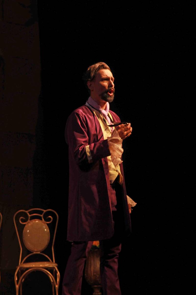 O IV Encontro de Canto da Amazônia (Encanta) prossegue neste sábado (7) e domingo (8) com apresentações das óperas La Serva Padrona e a segunda récita de Cosi Fan Tutte (foto), respectivamente. Os espetáculos serão apresentados sempre às 20h, no Theatro da Paz, com entrada gratuita. Há ingressos na bilheteria do teatro e pelo site www.ticketfacil.com, que cobra uma taxa de conveniência de R$ 2 por ingresso. A opereta de Pergolese terá apresentação única no sábado e é considerada a primeira ópera cômica da história. Foi ela que tornou Giovanni Pergolesi conhecido internacionalmente. Divertida, conta a história de três personagens, sendo um deles mudo. Traz uma criada namoradeira que finge ser a própria patroa para enganar o amante. Em Belém, será encenada pelos cantores líricos do Núcleo de Ópera do Instituto Estadual Carlos Gomes, o barítono Davi Marques e a soprano Juliana Kreling. La Serva Padrona tem direção cênica de Glau Gurgel e regência de Renan Cardoso, estudante de regência e violinista da Orquestra Sinfônica do Theatro da Paz (OSTP).

FOTO: ASCOM / FCG
DATA: 06.04.2018
BELÉM - PARÁ <div class='credito_fotos'>Foto: ASCOM FCG   |   <a href='/midias/2018/originais/92f4fa60-a795-450f-acc1-84cfe44fd490.jpg' download><i class='fa-solid fa-download'></i> Download</a></div>