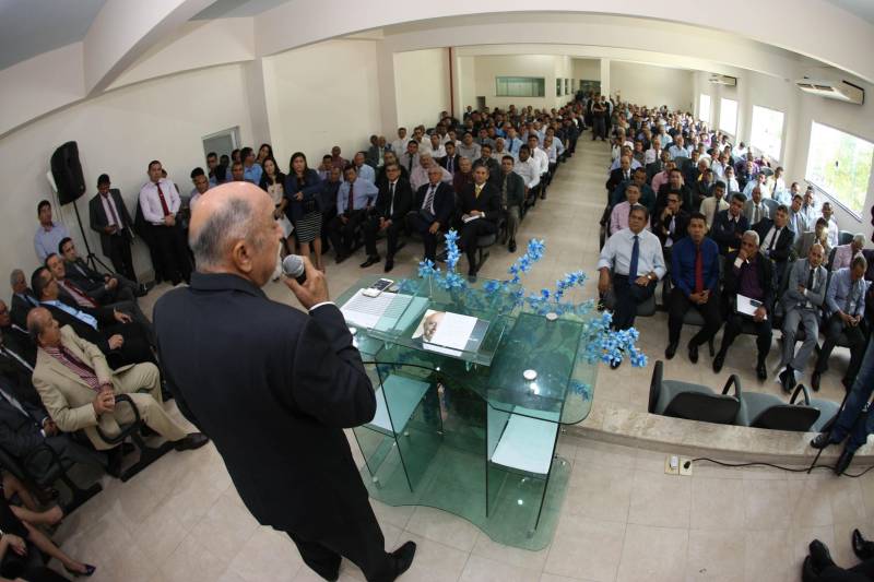O governador Simão Jatene (foto) participou da reunião de lideranças da Assembleia de Deus, no Pará. A presença dele atendeu a um convite feito pela Convenção Interestadual de Ministros e Igrejas Evangélicas Assembleias de Deus no Estado do Pará (Comieadepa). Acompanhado do presidente da Assembleia Legislativa do Estado do Pará (Alepa), Márcio Miranda e do deputado estadual, Olival Marques.
FOTO: ANTONIO SILVA / AG. PARÁ
DATA: 28.03.2018
BELÉM - PARÁ <div class='credito_fotos'>Foto: Antônio Silva/Ag. Pará | <a href='/midias/2018/originais/92f6d53d-0aed-4b25-8182-e1b03ca3fc1c.jpg' download><i class='fa-solid fa-download'></i> Download</a></div>