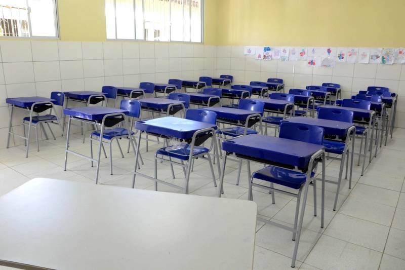 A Secretaria de Estado de Educação (Seduc) está comprando 49.126 carteiras (foto) para suprir necessidades de escolas na Região Metropolitana de Belém e municípios do interior. As aquisições estão sendo feitas de acordo com a disponibilidade de recursos, obedecendo às regras legais de compra de materiais pelo governo e às entregas pelos fornecedores. O primeiro lote, com 18.731 carteiras, foi adquirido de um fabricante do Rio de Janeiro, que venceu a licitação. Desse total, a metade já chegou a Belém e começou a ser entregue. O lote custou R$ 6 milhões – recursos oriundos do empréstimo que o Estado recebeu do Banco Interamericano de Desenvolvimento (BID). Originalmente, esse lote é para equipar as escolas cujas obras de reforma e ampliação estão sendo concluídas. Desde março, a Secretaria Adjunta de Logística da Seduc já entregou 15.450 carteiras a 40 escolas – 19 na Região Metropolitana e 21 no interior.
FOTO: ASCOM / SEDUC
DATA: 08.05.2018
BELÉM - PARÁ <div class='credito_fotos'>Foto: ASCOM SEDUC | <a href='/midias/2018/originais/92fe2094-8144-4348-9aec-b3264aa2cf4c.jpg' download><i class='fa-solid fa-download'></i> Download</a></div>