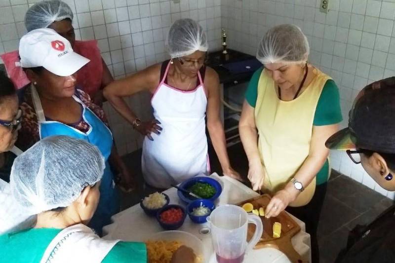 Gilma Silva, técnica da Empresa de Assistência Técnica e Extensão Rural do Estado do Pará (Emater-Pará), especialista em alimentação alternativa com ênfase em aproveitamento integral de alimentos, lotada no escritório local de Marituba, cumpre nesta quarta-feira (4), no Centro de Referência de Assistência Social (Cras) Dom Zico, no município, mais uma atividade na área de aproveitamento de alimentos.
FOTO: ASCOM EMATER
DATA: 04.07.2018
MARITUBA - PARÁ <div class='credito_fotos'>Foto: ASCOM EMATER | <a href='/midias/2018/originais/93005dc6-9e58-4dbc-ae76-1f63314e59f5.jpg' download><i class='fa-solid fa-download'></i> Download</a></div>