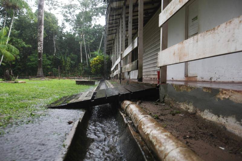 A chuva que caiu na manhã desta segunda-feira, 26, em Belém e outros municípios da região nordeste do Estado, não afetou as bacias localizadas em Barcarena. No total foram registrados 53 milímetros de chuva, desde o final de semana. “Não houve qualquer transbordamento ou mais prejuízos”, explicou o capitão Marcelo Santos, do Corpo de Bombeiros. Enquanto isso, as ações do Governo do Estado nas comunidades afetadas pela contaminação constatada pelo Instituto Evandro Chagas (IEC), no entorno da área de atuação da empresa Hydro, continuam. Até o momento, 893 galões de água potável foram entregues a 399 famílias da região. O abastecimento será semanal e a quantidade varia em função do número de pessoas residentes em cada casa, com média de uma unidade de 20 litros para cada duas pessoas.
FOTO: IGOR BRANDÃO / AG. PARÁ
DATA: 25.02.2018
BARCARENA - PARÁ <div class='credito_fotos'>Foto: IGOR BRANDÃO / AG. PARÁ | <a href='/midias/2018/originais/93137016-4d75-490d-8fb6-3ebf89418f28.jpg' download><i class='fa-solid fa-download'></i> Download</a></div>