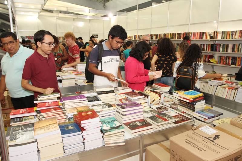 Uma programação extensa e diversificada marcou a abertura das atividades da XXII Feira Pan-Amazônica do Livro (foto) neste sábado (2), no Hangar – Centro de Convenções e Feiras da Amazônia, em Belém. Um grande público compareceu no primeiro dia, aproveitando as atrações culturais e as exposições nos estandes de livros.

FOTO: CRISTINO MARTINS / AG. PARÁ
DATA: 02.06.2018
BELÉM - PARÁ <div class='credito_fotos'>Foto: Cristino Martins/Ag. Pará   |   <a href='/midias/2018/originais/931433f7-c0db-4090-860b-31433ecac87a.jpg' download><i class='fa-solid fa-download'></i> Download</a></div>