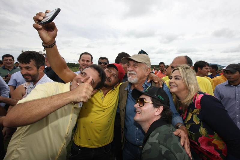 Onze municípios do sul e sudeste paraense recebem recursos do Estado para recuperar ruas e vicinais atingidas pelas enchentes e fortes chuvas que caem na região. Em agenda oficial nesta sexta-feira (6), o governador Simão Jatene (foto) assinou, pela manhã, no Parque de Exposições Valeu Boi Leilões, em Rio Maria, os convênios que garantem o repasse de cerca de R$ 4 milhões. As obras de caráter emergencial serão executadas pelas prefeituras em parceria com a Secretaria de Estado de Transportes (Setran). O objetivo é recuperar a trafegabilidade nessas localidades e assegurar o direito de ir e vir da população. Na manhã desta sexta, foram assinados nove convênios, com os municípios de Redenção, Pau D’Arco, São Félix do Xingu, Santa Maria das Barreiras, Tucumã, Água Azul do Norte, Xinguara, Bannach e Rio Maria. Além da Setran, participam da ação o Centro Regional de Governo do Sudeste do Pará e a Defesa Civil. “O valor do investimento em cada município vai depender da necessidade verificada pelas equipes do Estado e das prefeituras. O recurso não será usado para reconstruir vias, mas para restabelecer a trafegabilidade”, disse o secretário de Transportes, Kléber Menezes.
FOTO: ANTÔNIO SILVA / AG. PARÁ
DATA: 06.04.2018
RIO MARIA - PARÁ <div class='credito_fotos'>Foto: Antônio Silva/Ag. Pará | <a href='/midias/2018/originais/931501b6-f2aa-437d-ac84-ee9d62eea4e2.jpg' download><i class='fa-solid fa-download'></i> Download</a></div>