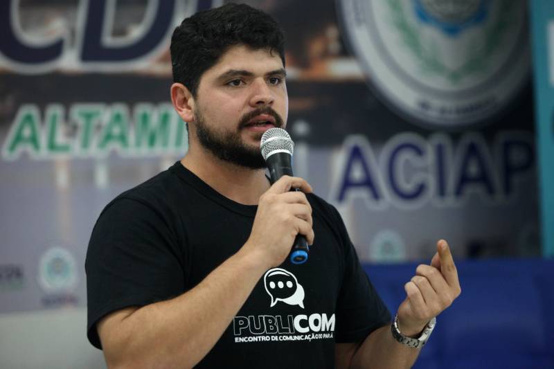 Um avião que teria explodido no ar sem deixar nenhum vestígio, um atleta difamado como criminoso e a foto de uma pessoa pública divulgada nas redes sociais, como portadora de doença. Estes foram apenas alguns dos casos listados no segundo dia do Encontro de Comunicação do Pará (Publicom), no município de Altamira, nesta sexta-feira, 13, no auditório da Associação Comercial Industrial e Agropastoril (Aciapa). Para encerrar a noite, o secretário de estado de comunicação, Daniel Nardin (foto), abordou alguns exemplos de comunicação para o desenvolvimento da sociedade, que são produzidos nas campanhas da Secom
FOTO: MARCELO LÉLIS / AG. PARÁ
DATA: 13.04.2018
ALTAMIRA - PARÁ <div class='credito_fotos'>Foto: Marcelo Lelis / Ag. Pará | <a href='/midias/2018/originais/931cb8d3-75e1-4900-b735-530b57e5e39c.jpg' download><i class='fa-solid fa-download'></i> Download</a></div>