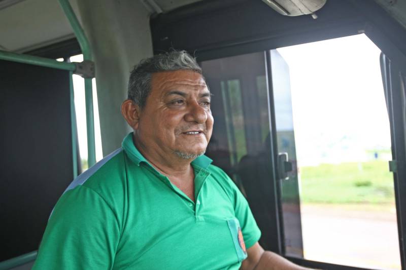 O motorista Ademir Silva (foto), 53 anos, é condutor de ônibus no perímetro Salinópolis/Atalaia, no nordeste do estado. Ele comenta que sempre testemunhou os congestionamentos “quilométricos” que se formam nos períodos de férias na rodovia PA-444 (Estrada do Atalaia), que liga o município a sua mais frequentada praia. Agora, Ademir comemora o trabalho de duplicação da rodovia, que alcançou 80% das obras de drenagem. O prazo máximo para a conclusão das obras de restauração e duplicação da PA-444, que ligam a PA-124 e a sede do município a Praia do Atalaia, é o mês de janeiro de 2019. O custo do investimento é de R$ 17.897.41,08. “Sem dúvida vai melhorar em 70% o trânsito, já que andar por aqui, nos feriados, é uma briga constante”, comenta. Além da duplicação da rodovia, o projeto prevê a criação de um canteiro central, ciclovia iluminada nos dois sentidos da pista e diversas travessias para pedestres com semáforos temporizados, trazendo beleza, conforto e segurança à população em geral.
FOTO: IGOR BRANDÃO / AG. PARÁ
DATA: 19.04.2018
SALINÓPOLIS - PARÁ <div class='credito_fotos'>Foto: IGOR BRANDÃO / AG. PARÁ | <a href='/midias/2018/originais/931d57df-272d-4bd6-830d-69751f5af0d4.jpg' download><i class='fa-solid fa-download'></i> Download</a></div>
