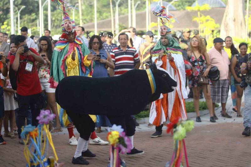 O Parque Estadual do Utinga (PEUt) o mais importante espaço de preservação e estudo da biodiversidade dentro da Região Metropolitana de Belém será reaberto à população a partir desta sexta,16, a partir das 16h30, com apresentações artísticas, com o Boi Veludinho, crianças do Pro Paz e a premiada Orquestra Sinfônica do Theatro da Paz. A apresentação será em um espaço ao ar livre e não será necessária a retirada de ingressos, por esse motivo, a recomendação é que o público chegue cedo, porque a entrada será fechada quando o espaço estiver lotado.
FOTO: THIAGO GOMES / AG PARÁ
DATA: 16.03.2018
BELÉM - PARÁ <div class='credito_fotos'>Foto: Thiago Gomes /Ag. Pará | <a href='/midias/2018/originais/931f531b-fccc-4e35-9f12-dbba4ec8bed5.jpg' download><i class='fa-solid fa-download'></i> Download</a></div>
