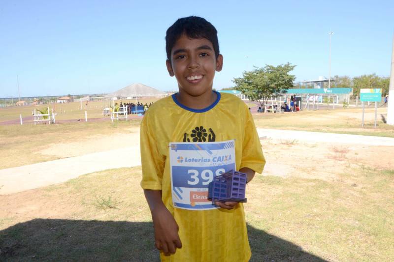 Arthur Leão (foto), 12 anos, da equipe de paratletismo de Barcarena, na região do Baixo Tocantins paraense, faz jus ao nome, é rei: ágil como o felino, rei das selvas e guerreiro como o lendário monarca da Bretanha, o destemido rei Arthur. Na disputa pela vaga na categoria 65 metros, o menino revelou pura determinação e não perdeu o foco durante a concentração. "Eu vou correr muito rápido", repetia o menino antes da prova. As deficiências física e intelectual não pareciam existir quando o menino iniciou a corrida. Naquele momento ele era um atleta pronto para vencer, muito mais do que a prova, mas suas limitações.
FOTO: FERNANDO NOBRE / ASCOM SEDUC
DATA: 29.06.2018
MARABÁ - PARÁ <div class='credito_fotos'>Foto: FERNANDO NOBRE/ASCOM SEDUC | <a href='/midias/2018/originais/931ff4fc-cbb6-45a4-99c4-f19da176e340.jpg' download><i class='fa-solid fa-download'></i> Download</a></div>