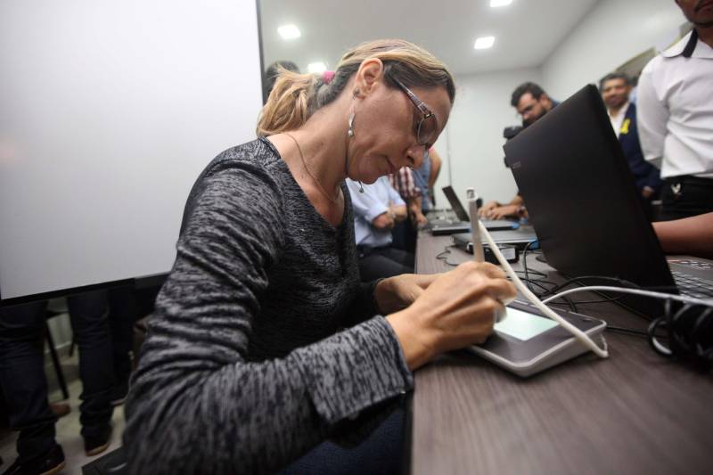 “Fiz questão de trazer minha filha para seu primeiro exercício de cidadania que é ter uma carteira de identidade, ainda mais em um local como este, que permite resolvermos várias pendências com mais conforto e praticidade”, comemorou o senhor Genival de Oliveira, 40 anos, pai da pequena Gabrielle, 8 anos. A família de seu Genival é uma das milhares que serão beneficiadas no município de Parauapebas, no sudeste paraense, com orientações e serviços de diversos órgãos estaduais em um único local: a Estação Cidadania. O espaço, localizado no Shopping Karajás, foi entregue oficialmente à população na manhã deste sábado (19). A cerimônia contou com a presença de secretários de Estado, parlamentares, entre outras autoridades locais. Esta é a segunda Estação Cidadania da região. A primeira é a de Marabá. Na foto, a professora municipal Edite Silva Pontes, 43 anos.
FOTO: THIAGO GOMES / AG. PARÁ
DATA: 19.05.2018
PARAUAPEBAS - PARÁ <div class='credito_fotos'>Foto: Thiago Gomes /Ag. Pará | <a href='/midias/2018/originais/9323b6bf-b5ae-4d46-9cdd-bde215b0d6f0.jpg' download><i class='fa-solid fa-download'></i> Download</a></div>