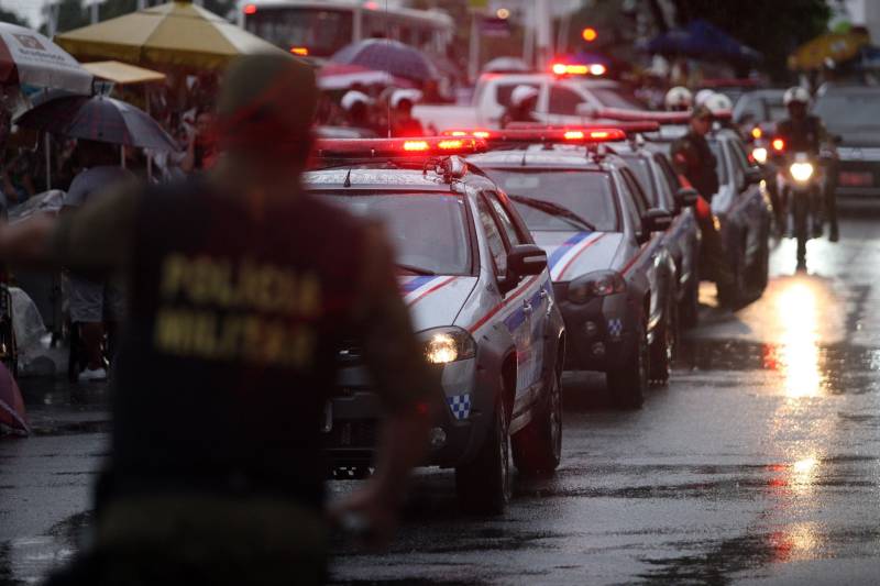 Na tarde de ontem, a Polícia Militar deflagrou a Operação “Polícia nas Ruas” (foto), o que levou um reforço de policiamento a oito bairros da capital. A partir das 16h, cerca de 80 militares de diversos batalhões, subordinados ao Comando de Policiamento da Capital I (CPC I), atuaram no incremento da segurança em toda a área do 2º Batalhão de Polícia Militar (2º BPM). Na Operação foram utilizadas sete viaturas e 25 motocicletas que, segundo o major Diógenes Braga, subcomandante do 2º BPM e comandante da Operação, serviram para dar apoio direto aos policiais que foram divididos no policiamento a pé, em pontos estratégicos dos bairros.
FOTO: THIAGO GOMES / AG. PARÁ
DATA: 05.05.2018
BELÉM - PARÁ <div class='credito_fotos'>Foto: Thiago Gomes /Ag. Pará | <a href='/midias/2018/originais/933884aa-314e-4b19-ae5e-4bc7c02fb06a.jpg' download><i class='fa-solid fa-download'></i> Download</a></div>