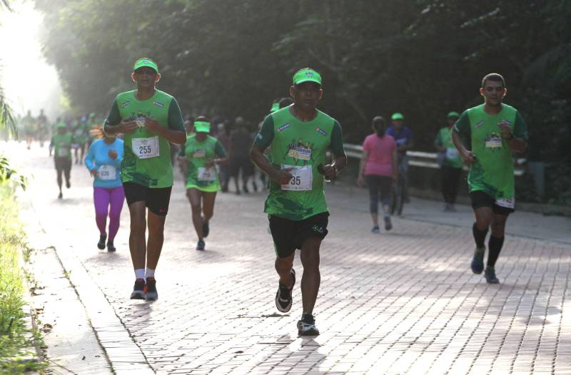 A sétima edição da Corrida e Caminhada do Servidor Público (foto), realizada no Parque do Utinga na manhã desde sábado, 10, reuniu mais de mil servidores do Governo do Pará com o objetivo de promover a saúde e a qualidade de vida. E foi com inspiração nesses dois pilares do evento que Renato Alves e Adriana Lima levaram, mais uma vez, o primeiro lugar do masculino e feminino da competição. Em sete anos de evento, a cabo do Corpo de Bombeiros Adriana Lima chegou em primeiro lugar 4 vezes. Em 2017, ela foi impedida de participar devido uma lesão no tornozelo causada por um acidente, mas esse ano se preparou com treinos pesados na areia, para ganhar força muscular. “Médicos disseram que eu nunca mais correria e ano passado eu fui assistir e chorei por não participar, mas esse ano eu vim para ganhar. Meu lema é lutar sempre desistir jamais”, disse a tetracampeã.
FOTO: CRISTINO MARTINS / AG. PARÁ
DATA: 10.11.2018
BELÉM - PARÁ <div class='credito_fotos'>Foto: Cristino Martins/Ag. Pará | <a href='/midias/2018/originais/933e8613-377a-4c8d-a0bb-7e88b430c6a1.jpg' download><i class='fa-solid fa-download'></i> Download</a></div>