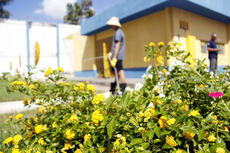 As 14 unidades socioeducativas do Pará promovem a partir desta semana o IV Recreio de Verão Socioeducativo (foto), uma iniciativa que reúne atividades de arte, cultura, esporte e lazer para adolescentes e jovens em privação de liberdade, potencializando as atividades pedagógicas no mês de julho, durante o recesso escolar. Em Marabá, no sudeste paraense, arte-educadores e servidores do Centro de Internação do Adolescente Masculino (Ciam-Marabá) realizam uma série de atividades e oficinas desde esta terça-feira (10). Entre essas atividades estão jogos de futebol, futsal e vôlei, além de oficina de pipa e pintura, artesanato, ações socioambientais, teatro e panificação. A coordenadora do complexo esportivo e cultural Apoena, Marta Santos, informou que as oficinas realizadas na unidade de Marabá são uma extensão das atividades já realizadas nas unidades de Belém, com iniciativas que fortaleçam o processo de ressocialização dos jovens assistidos. “Aqui, em Marabá, estamos potencializando as atividades ao longo da semana, culminando com uma apresentação especial na sexta-feira (13), fruto das atividades realizadas ao longo da semana. Contamos com 57 adolescentes, e atividades sendo realizadas ao longo de todo o mês, um trabalho que eles gostam e se identificam”, afirmou a coordenadora.
FOTO: FRANKLIN SALVADOR / ASCOM FASEPA
DATA: 10.07.2018
BELÉM - PARÁ <div class='credito_fotos'>Foto: FRANKLIN SALVADOR / ASCOM FASEPA | <a href='/midias/2018/originais/933eaa26-1cb7-4d40-979d-b87cd2d04d5e.jpg' download><i class='fa-solid fa-download'></i> Download</a></div>