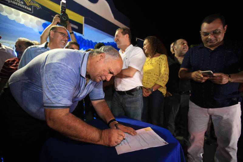 O Governo do Pará garante mais investimentos em segurança, infraestrutura e regularização fundiária ao município de Capanema, no nordeste paraense. Na noite desta segunda-feira (4) foram entregues novas viaturas para a Polícia Militar e assinados convênios e ordens de serviço para novas obras na cidade. Na oportunidade também foi assinada a ordem de serviço (foto) para pavimentação asfáltica de 8 quilômetros de vias, dentro do programa Asfalto na Cidade, totalizando mais de R$ 3 milhões, além do convênio para a reforma do Complexo Rodoviário e construção do shopping popular com 73 pontos de venda.

FOTO: MÁCIO FERREIRA / AG. PARÁ
DATA: 04.06.2018
CAPANEMA - PARÁ <div class='credito_fotos'>Foto: MÁCIO FERREIRA/ AG. PARÁ   |   <a href='/midias/2018/originais/9347c2f2-8945-4868-83fc-b8dc466da927.jpg' download><i class='fa-solid fa-download'></i> Download</a></div>