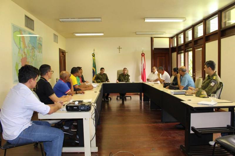 Na tarde desta quinta-feira, 19, na sede do Comando Geral da Polícia Militar, o comandante da corporação, coronel Hilton Benigno (c), recebeu, durante reunião, representantes de entidades, dentre as quais a Associação dos Cabos e Soldados da Polícia Militar e Associação Nacional do Brasil, momento em que foi apresentada e discutida uma pauta de reivindicações da tropa no interior e na capital.
FOTO: ASCOM PMPA
DATA: 19.04.2018
BELÉM - PARÁ <div class='credito_fotos'>Foto: Ascom PMPA | <a href='/midias/2018/originais/9348739c-6dcd-4845-9ddb-27bc43aee45f.jpg' download><i class='fa-solid fa-download'></i> Download</a></div>