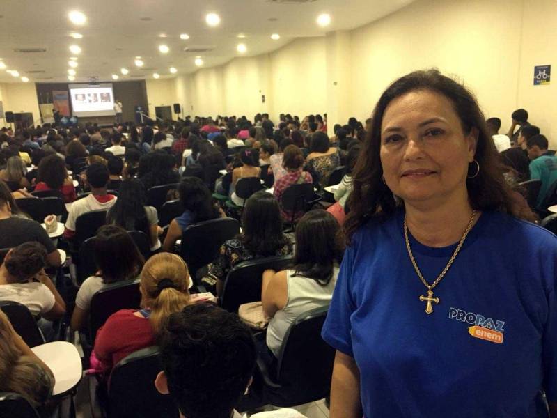 Neste domingo (25), o Pro Paz Enem iniciou o calendário de 'aulões' preparatórios gratuitos para os estudantes que prestarão o Exame Nacional do Ensino Médio (Enem). A caravana é uma realização do Governo do Estado do Pará, por meio da Fundação Pro Paz, Secretaria Extraordinária de Municípios Sustentáveis (Semsu) e a Secretaria de Educação do Pará (Seduc). “Estamos abrindo de maneira inédita, em março, praticamente junto com o calendário de aulas da Seduc, os ‘aulões’ do Pro Paz Enem e já vemos um resultado positivo, pois temos mais de 1.500 alunos entre inscritos e que se inscreveram na hora. Fomos pegos de surpresa, pois não esperávamos tanta gente; o auditório lotou e tivemos que providenciar mais cinco salas. O mais importante é saber que ninguém voltou pra casa sem aula. A procura mostra que o PPE está consolidado na sociedade paraense”, afirmou Mônica Altman (foto), presidente da Fundação Pro Paz.
FOTO: EMANUELE CORRÊA / ASCOM PRO PAZ
DATA: 25.03.2018
BELÉM - PARÁ <div class='credito_fotos'>Foto: EMANUELE CORRÊA / ASCOM PRO PAZ | <a href='/midias/2018/originais/93495fda-602d-4d12-a20f-5be3b03f4677.jpg' download><i class='fa-solid fa-download'></i> Download</a></div>