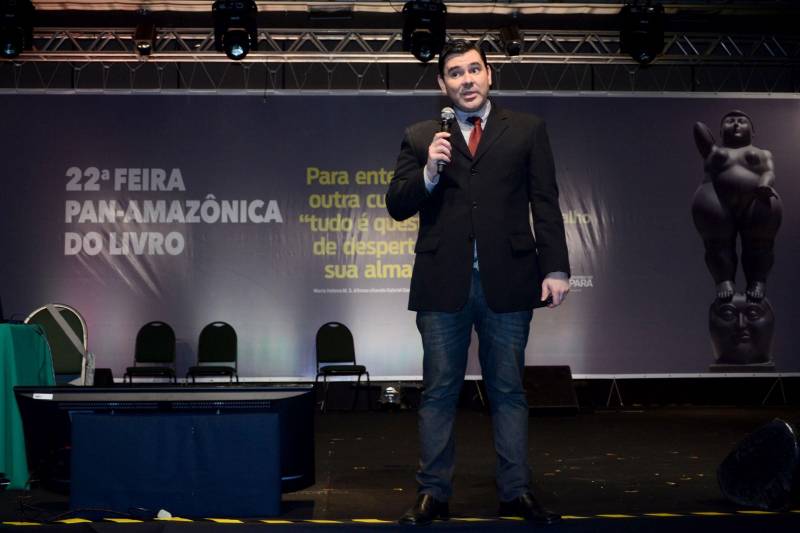 Nesta quarta-feira, 6, teve início o Ciclo de Estudos Preparatórios para o Enem (Exame Nacional do Ensino Médio) na programação da XXII Feira Pan-Amazônica do Livro. As aulas de inglês e de matemática foram ministradas pelos professores Armando Moraes e Rafael Procópio, respectivamente. Na plateia, jovens de diversas escolas foram em caravanas e de maneira independente para aproveitar a oportunidade.
FOTO: EUNICE PINTO / ASCOM SECULT
DATA: 06.06.2018
BELÉM - PARÁ <div class='credito_fotos'>Foto: EUNICE PINTO / ASCOM SECULT | <a href='/midias/2018/originais/9349f42a-88f6-4574-a208-30fcdb10c23a.jpg' download><i class='fa-solid fa-download'></i> Download</a></div>