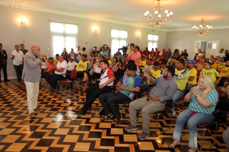 O Governo do Estado entregou, nesta segunda-feira, 12, no Palácio do Governo, 75 motocicletas a mototaxistas de Belém, Castanhal, Ananindeua e Igarapé-Açu. As motos foram adquiridas pelos mototaxistas por meio do Credcidadão, programa que incentiva a geração de trabalho e renda entre os microempreendedores com necessidades financeiras. O governador Simão Jatene (foto) fez a entrega das chaves das motos, acompanhado do prefeito de Belém, Zenaldo Coutinho; do presidente da Assembleia Legislativa do Estado do Pará (Alepa), Márcio Miranda; dos deputados Eliel Faustino e Coronel Neil; do secretário de Desenvolvimento Econômico, Indústria, Comércio e Mineração, Hildegardo Nunes; do diretor-geral do Credcidadão, Jorge Rezende e de representantes de sindicatos e associações de mototaxistas, entre eles o presidente do Sindicato dos Mototaxistas do Pará, José Ribamar Soares, o Alemão.
FOTO: CRISTINO MARTINS / AG. PARÁ
DATA: 12.11.2018
BELÉM - PARÁ <div class='credito_fotos'>Foto: Cristino Martins/Ag. Pará | <a href='/midias/2018/originais/934c3cda-cd19-4932-b65d-677a6124dbc8.jpg' download><i class='fa-solid fa-download'></i> Download</a></div>