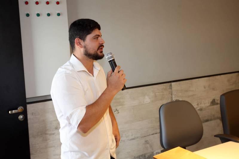 Jornalistas, influenciadores digitais e membros da sociedade civil organizada participaram, nesta quinta-feira (15), da visita guiada ao Parque Estadual do Utinga (Peut) que será inaugurado na sexta-feira (16), às 16h30. Os convidados foram recebidos pelo secretário estadual de Cultura, o arquiteto Paulo Chaves; pelo presidente do Ideflor-bio, Thiago Novaes; pelo gerente do Peut, Julio Meyer; pelo secretário de comunicação, Daniel Nardin e pelo representante da diretoria da Unidade de Conservação do Parque, Wendel Andrade. O evento começou às 9h com a apresentação das melhorias feitas no espaço durante as obras, dos serviços que funcionarão no local e de algumas normas de utilização desse novo equipamento.
FOTO: SIDNEY OLIVEIRA / AG. PARÁ
DATA: 15.03.2018
BELÉM - PARÁ <div class='credito_fotos'>Foto: Sidney Oliveira/Ag. Pará | <a href='/midias/2018/originais/934d00b2-081c-42d9-bd8d-a40a1b2d6342.jpg' download><i class='fa-solid fa-download'></i> Download</a></div>