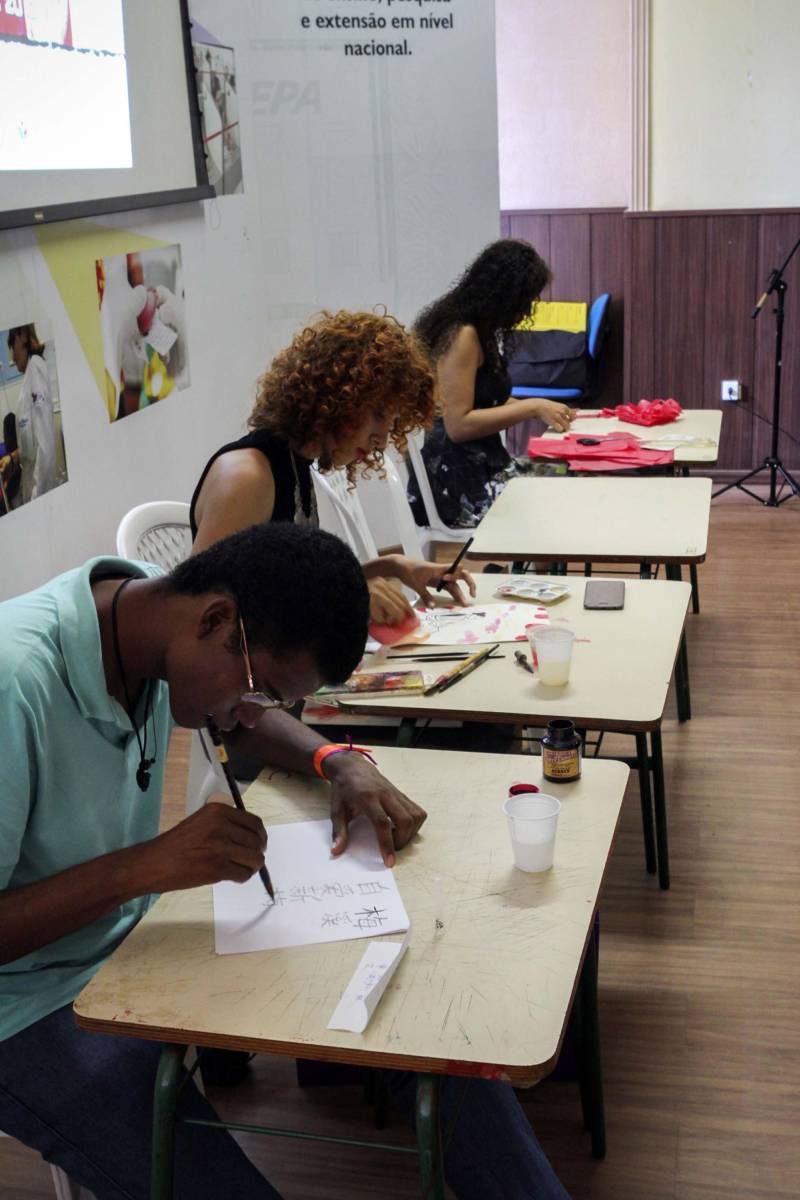 O Instituto Confúcio do Pará, sediado na Universidade do Estado (Uepa), realizou na manhã desta sexta-feira, 6, no auditório da Reitoria, a 2ª edição da Competição de Proficiência em Língua e Cultura Chinesa. Com o tema “Um mundo, uma família”, o evento representou a fase local da competição Chinese Bridge (Ponte Chinesa) 2018: uma disputa internacional que reúne estudantes de todo o mundo, organizada pela sede do Instituto Confúcio em Hanban, na China. Bianca Mendes, estudante do curso de Design Gráfico da Uepa, foi a grande vencedora da competição e representará o instituto paraense em maio, no Rio Grande do Sul, na fase do concurso que elegerá o representante brasileiro da Chinese Bridge. Aluna do terceiro nível do Instituto Confúcio em Belém, Bianca comemorou a classificação. “Eu achei uma surpresa poder chegar ao primeiro lugar! Eu vi muitos alunos talentosos participando. Eu comecei a me preparar no ano passado para a etapa local e agora eu terei que me preparar ainda mais para a competição nacional. Será uma honra poder representar o meu Estado!”, disse a estudante.
FOTO: MARCELLO SARMENTO / ASCOM UEPA
DATA: 06.04.18
BELÉM - PARÁ <div class='credito_fotos'>Foto: MARCELLO SARMENTO / ASCOM UEPA | <a href='/midias/2018/originais/9356f297-f4a5-4558-9309-515e98903eb0.jpg' download><i class='fa-solid fa-download'></i> Download</a></div>