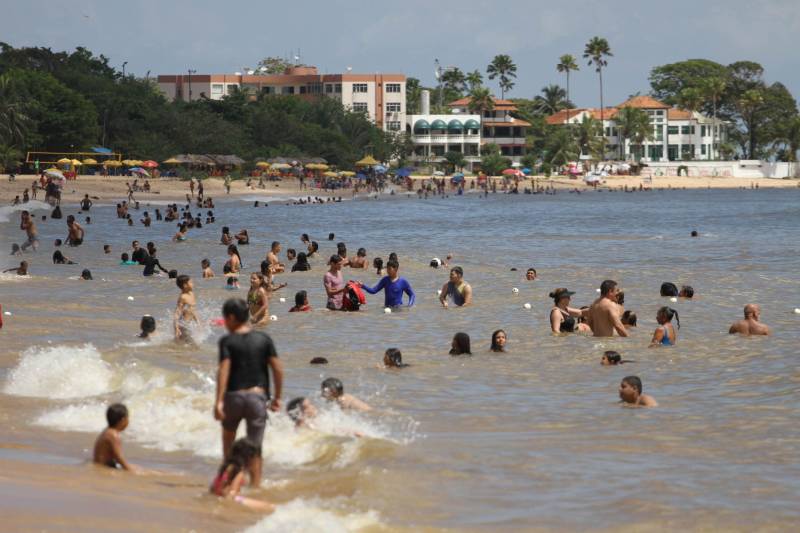 Com o início das férias escolares é hora de pegar a estrada para curtir as inúmeras opções de praias e balneários que o Pará dispõe. Neste sentido, prudência e cautela no trânsito são fundamentais para uma viagem com segurança. Entre os destinos mais procurados e próximos à capital paraense está o distrito de Mosqueiro (foto), distante 70 quilômetros do centro de Belém, com suas belíssimas praias de água doce que somam 17 quilômetros de extensão. A bucólica, como é carinhosamente conhecida, é uma das 86 localidades em todas as regiões do Estado, que receberão atenção especial durante a Operação Verão 2018, que contará com a participação de mais de 8 mil agentes de segurança pública. As ações tiveram início na sexta-feira (29) e seguem até o dia 31 de julho.
FOTO: CRISTINO MARTINS / AG. PARÁ
DATA: 01.07.2018
BELÉM - PARÁ <div class='credito_fotos'>Foto: Cristino Martins/Ag. Pará | <a href='/midias/2018/originais/935fe117-9629-453f-8f1e-da4f53477403.jpg' download><i class='fa-solid fa-download'></i> Download</a></div>