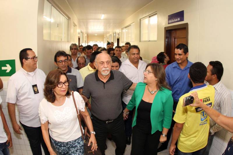 Um painel, no pátio da Escola Estadual de Ensino Médio Ruth Guimarães Ferreira, no distrito de Murinim, em Benevides, mostra 16 alunos da unidade aprovados nos últimos vestibulares. Desses, 12 irão estudar na Universidade Federal do Pará (UFPA). São os primeiros resultados de um processo que começou há nove meses, quando a escola entrou em reforma e ampliação. A nova “Ruth Guimarães Ferreira” foi entregue oficialmente nesta segunda-feira, 26, pelo governador Simão Jatene. Reformada e ampliada, a escola tem agora seis salas de aula; quatro laboratórios (multiuso, multidisciplinar, informática e de leitura); cozinha; refeitório e dispensa; quadra poliesportiva, vestiários feminino e masculino; área de convivência; sala para Atendimento Educacional Especializado (AEE) e acessos para pessoas com deficiência. Espaços de sobra para seus 892 alunos, distribuídos em três turnos do Ensino Médio. A obra custou R$ 2,446 milhões.
FOTO: CRISTINO MARTINS / AG. PARÁ
DATA: 26.03.2018
BENEVIDES - PARÁ <div class='credito_fotos'>Foto: Cristino Martins/Ag. Pará | <a href='/midias/2018/originais/936ac39b-95be-46ba-9ce1-a302216cf8c1.jpg' download><i class='fa-solid fa-download'></i> Download</a></div>