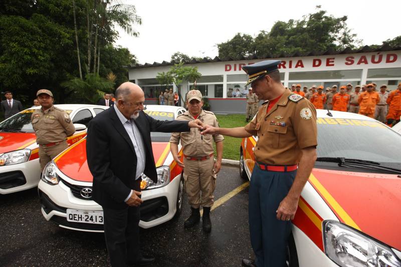 Na mesma cerimônia que entregou as viaturas para serviços de vistoria, o governador Simão Jatene fez uma visita técnica às instalações da nova Policlínica ao Corpo de Bombeiros Militar do Estado. Um prédio no Quartel do Comando Geral da corporação foi reformado e adaptado para receber a Policlínica, que oferta assistência médico-odontológico, psicológico e de primeiros socorros aos bombeiros militares e seus dependentes.
FOTO: IGOR BRANDÃO / AG. PARÁ
DATA: 15.03.2018
BELÉM - PARÁ <div class='credito_fotos'>Foto: IGOR BRANDÃO / AG. PARÁ | <a href='/midias/2018/originais/9375e576-6503-4e17-8b6a-d0a3e9ffe443.jpg' download><i class='fa-solid fa-download'></i> Download</a></div>