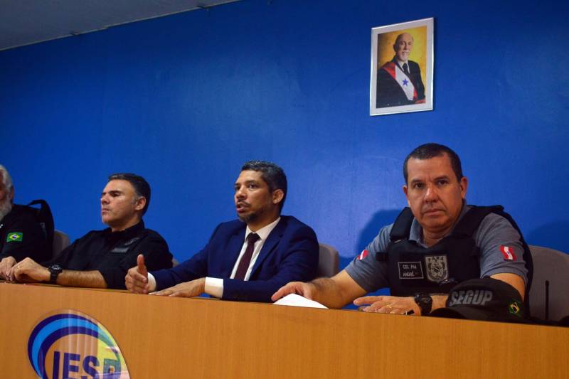 A Secretaria de Estado de Segurança Pública e Defesa Social (Segup) deflagrou nas primeiras horas da manhã desta quinta-feira (29), a operação Templários, que resultou na prisão de 10 pessoas e apreensão de mais de 300 petecas de cocaína, cerca de 500 gramas de pasta base de cocaína, aproximadamente 50 gramas de maconha (do tipo limãozinho) e um revólver calibre 38. O trabalho contou com o apoio das Polícias Civil e Militar.

FOTO: ELIELSON MODESTO/ASCOM SEGUP
DATA: 29.11.2018
ANANINDEUA-PARÁ <div class='credito_fotos'>Foto: Elielson Modesto / Ascom Segup   |   <a href='/midias/2018/originais/93904384-8752-434d-8237-0ae1b6473abf.jpg' download><i class='fa-solid fa-download'></i> Download</a></div>